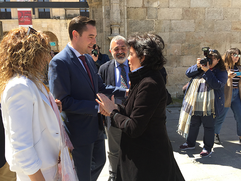 El candidato a la Alcaldía, Daniel de la Rosa, agradece la visita de la ministra de Educación y Formación Profesional Isabel Celaá a la ciudad de Burgos
