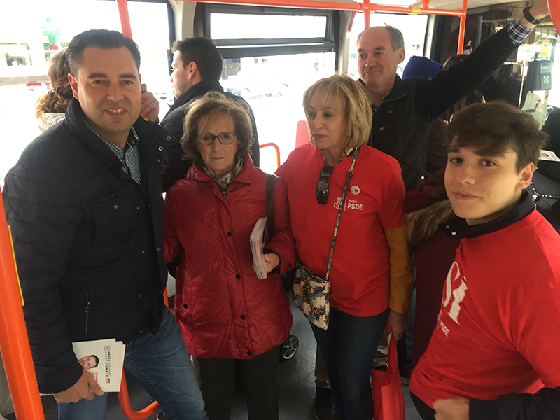 Daniel de la Rosa se sube a los autobuses municipales para explicar a los burgaleses sus propuestas en materia de movilidad