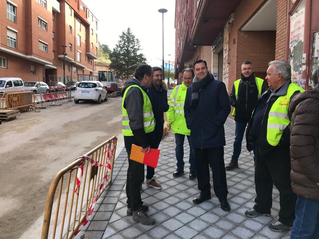 El alcalde visita las obras de mejora de la calle San Zadornil