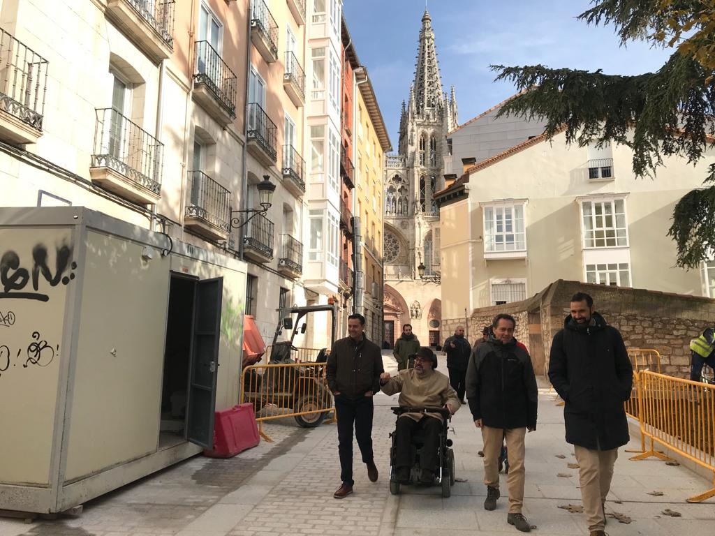 El alcalde visita las obras de mejora de la accesibilidad entre Santa Águeda y la Catedral 